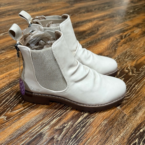 New Blowfish Women's 8 -1/2 Cream Beige Vegan Faux Leather Ankle Chelsea‎ Boots - Picture 1 of 8